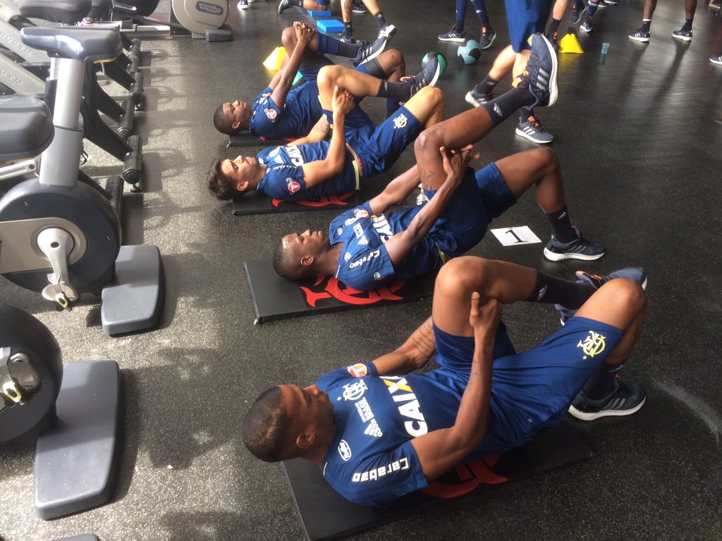 Flamengo's tweet photo. Bom dia, Nação! Estreia pela Libertadores em foco no retorno do elenco aos trabalhos no Ninho do Urubu! Vamos, Flamengo! #CRF 🔴⚫️ https://t.co/rmRYuvSlBO