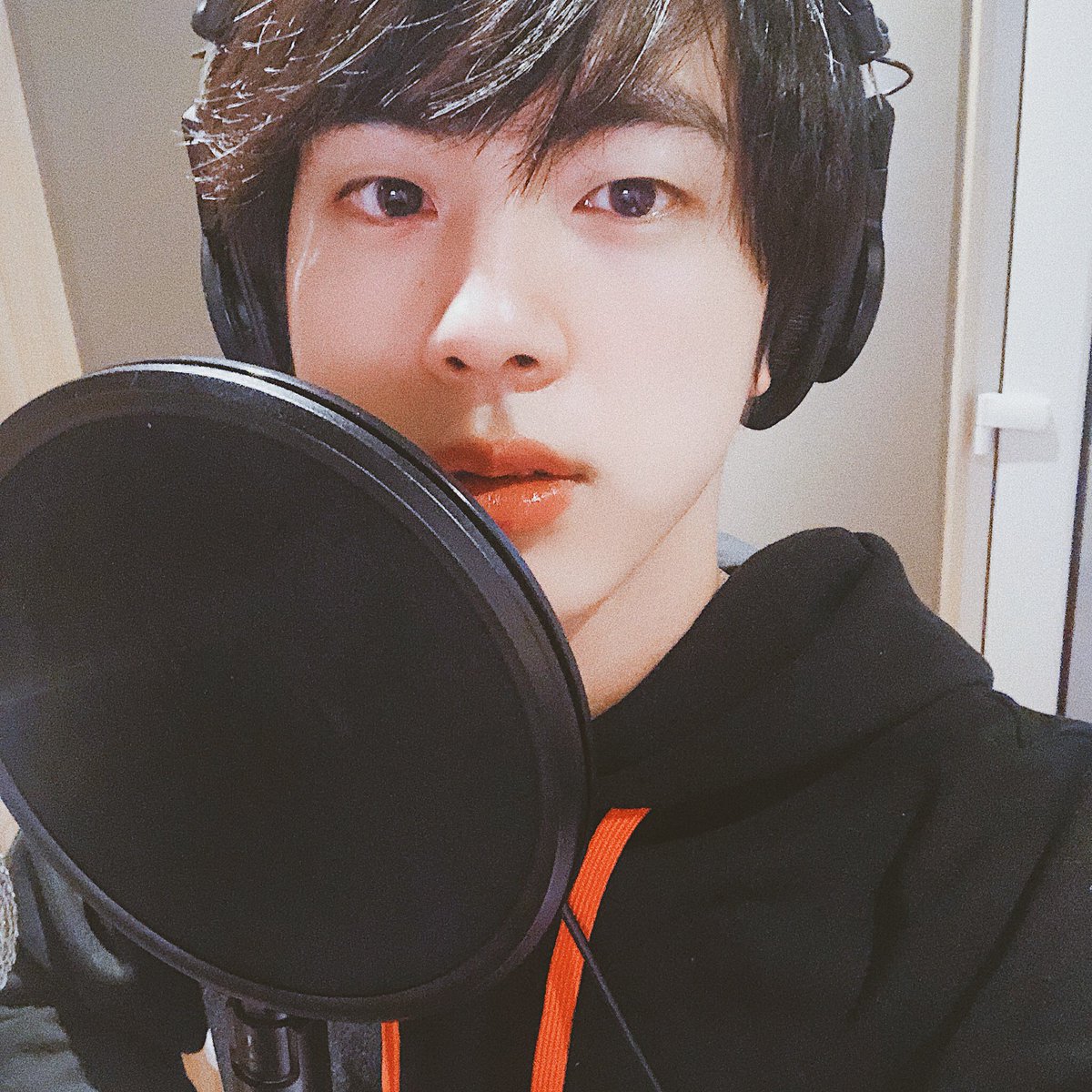 BTSorbit's tweet photo. 🎧녹음! @BTS_twt
#iHeartAwards #BestFanArmy #BTSARMY https://t.co/0yo6PjvgXL