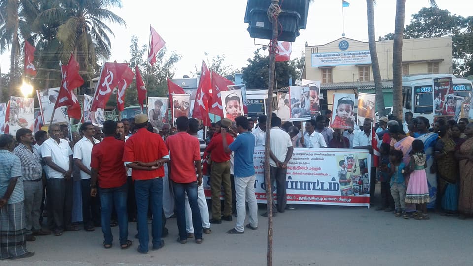 Theekkathir's tweet photo. #PepolesArmy | தூத்துக்குடியில் செந்தொண்டர்களை தாக்கிய காவல்துறையினரிக் கண்டித்து, செல்வநாகரத்தின் மீது நடவடிக்கை எடுக்க கோரி தூத்துக்குடியில் கண்டன ஆர்ப்பாட்டம் நடை பெற்றது.#RedRally  #RunningASP  #RedArmy  #CPIM22TNCONF #Theekkathir @tncpim @cpmkanagaraj https://t.co/r54YDcnbML