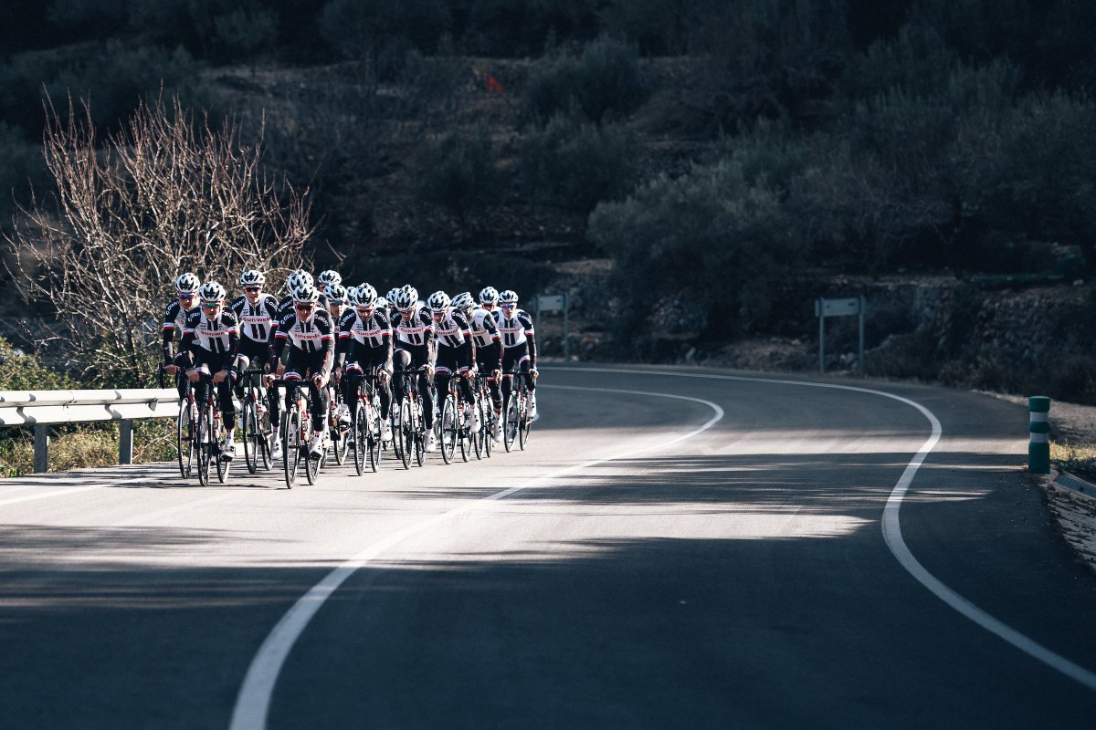 Virtually climb the Stelvio with @tom_dumoulin and <a href="/RoyCurvers/">Roy Curvers</a> at #TourdeLegends Benelux and learn more about what #KeepChallenging can mean for your company. Get your tickets here🇳🇱: msedb.nl/events/tourdel…