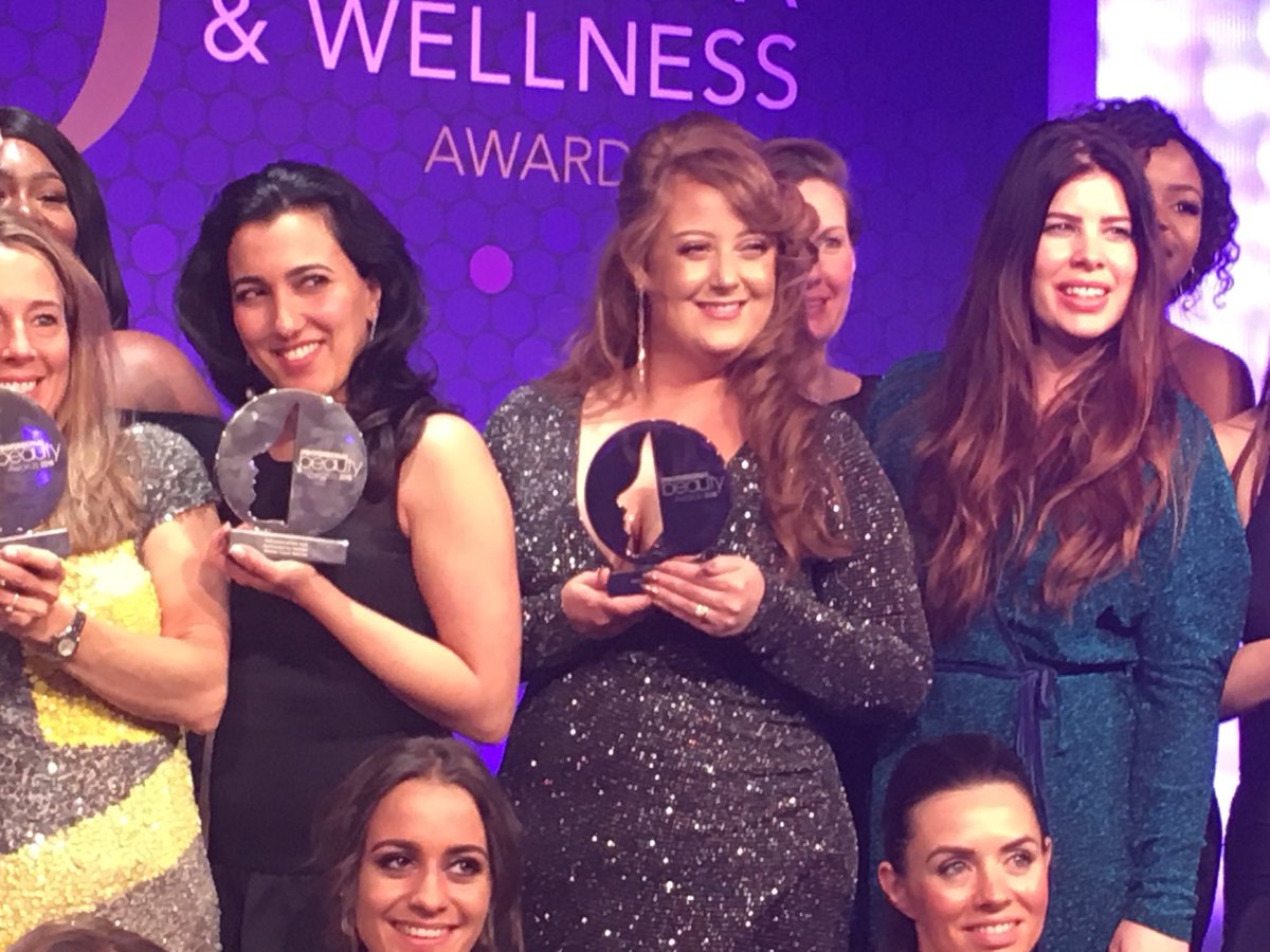 RachaelDivers's tweet photo. My dreams came true last night 💄💋I won the award for Make-Up Specialist of the Year 2018 with @pro_beauty! Thank you so much for an amazing evening ❤️ #Barnsley #MuA #MakeupArtist #BarnsleyIsBrill https://t.co/YX9WreqiLd