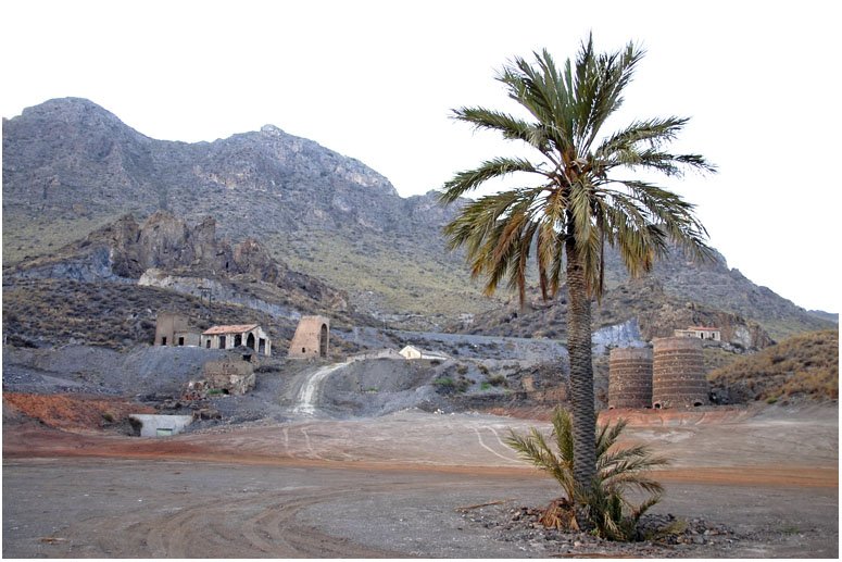 Instalaciones de la Mina Quientalpensara (Mina Rica), Sierra del Aguilón, Pilar de Jaravía, Pulpí, Almería. Año 2011.
© Gumersindo Fernández García
archivohistoricominero.org/portfolio_page…