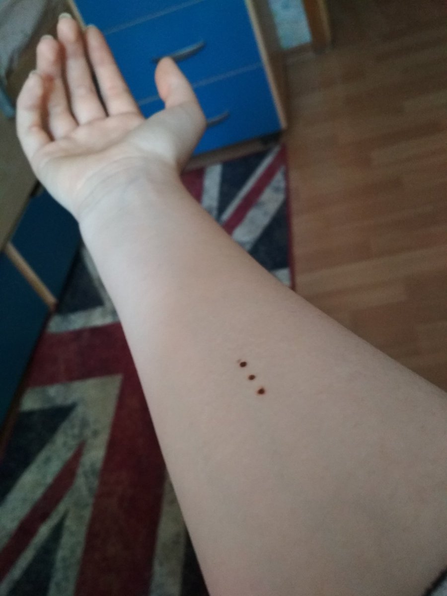 Когда пыталась нарисовать мехенди=>психанула=>все стерла и вот что осталось -_-