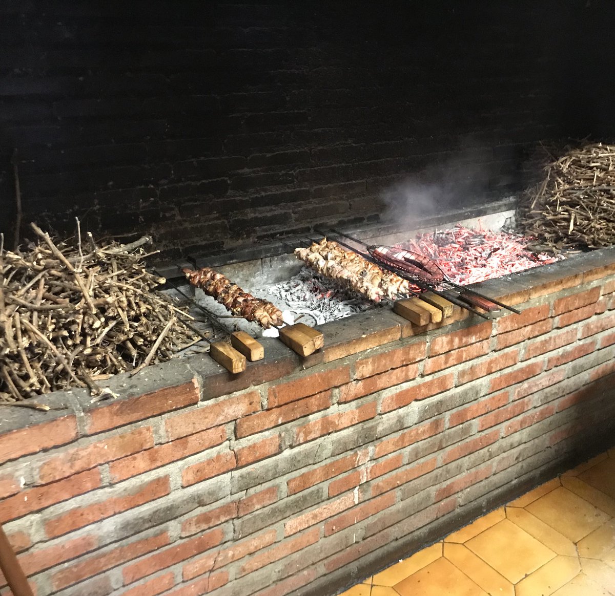 manuelsommelier's tweet photo. #Asador #BrasasySarmientos  #Traspinedo #Riberadelduero #PinchosdeLechazo #impresionante #vino @bodegastabula #Vinazo @DORibera #grancomida #sorprendente #dondeir  #gastronomia  #winelover 🍷🍷🍷🍷🍷🍷🍷🍷🍷 https://t.co/nXOCy12k6B