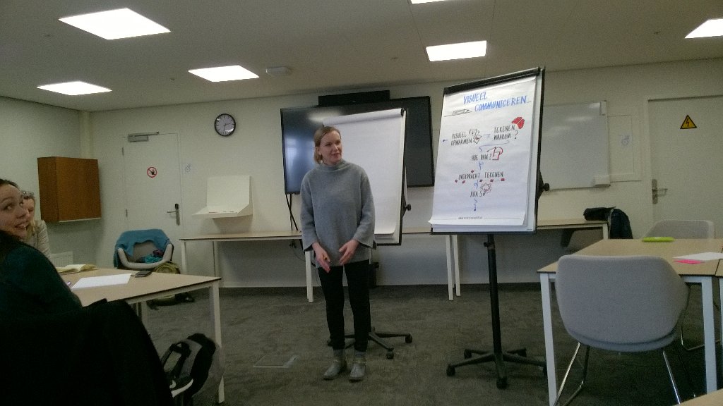 MaaikeNas's tweet photo. Masterclass van #debetekenaar bij @HU_Utrecht. Ga ik toch leren tekenen. https://t.co/Q1xz9YWZnn