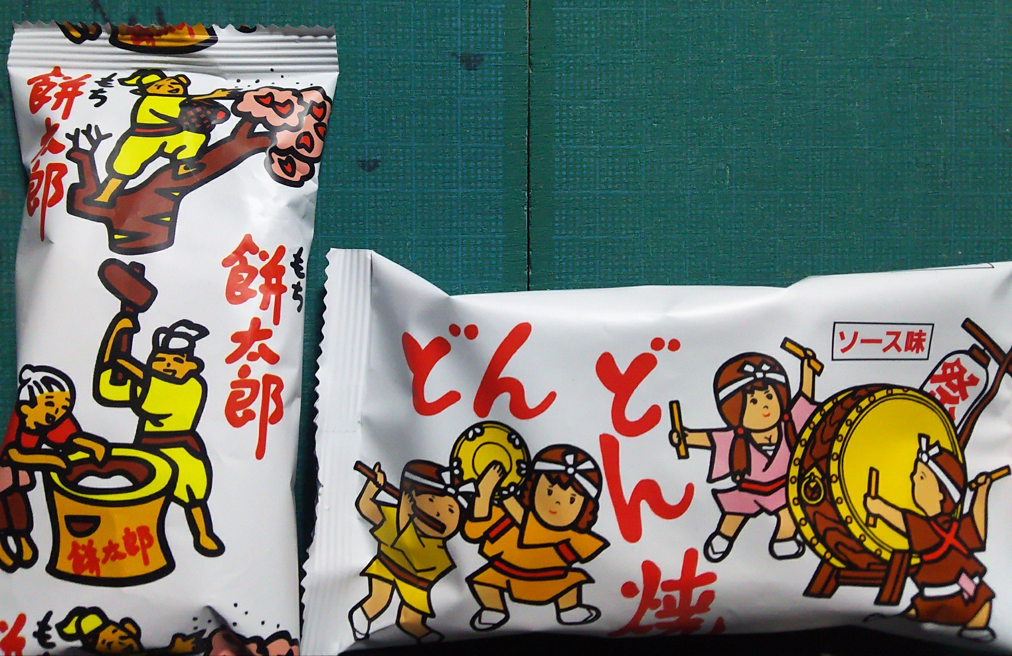 超人勇者gヴァリオン 先日のイベント後の打ち上げでお菓子の どんどん焼き 餅太郎 どっち派かで論争になりました 2種類あるのを知らなかったという声もあったんですが 10円のが 餅太郎 円でジャケの女性がセクシーなのが どんどん焼き です