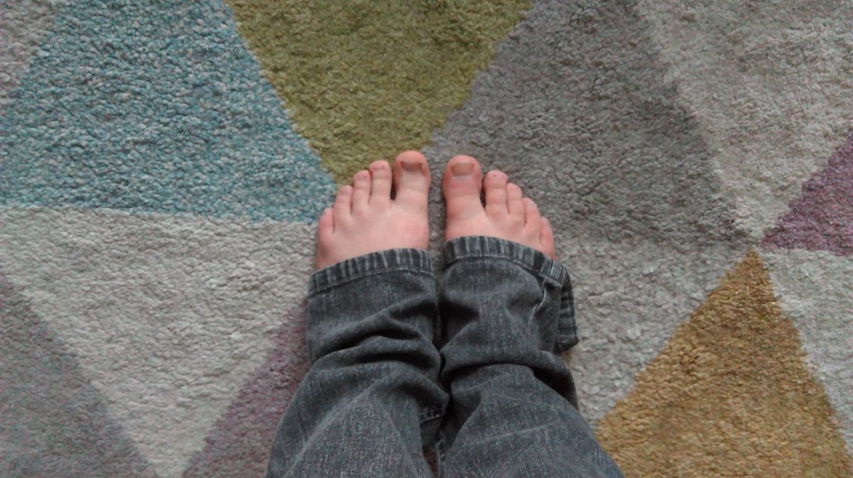 Amy_Tizzle's tweet photo. Times I envy tall people - finding jeans that fit 😳😂 #shortgirlproblems #jeansforgiants #bigbigtoe https://t.co/dADt49OZyG