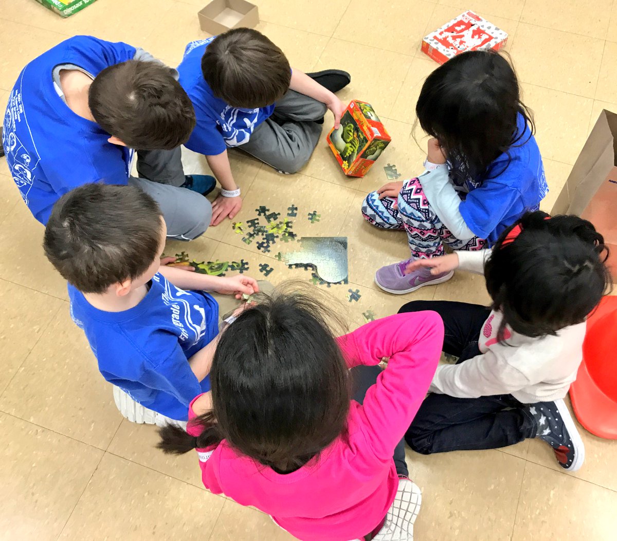 msyip_'s tweet photo. 100s Day fun with all our first grade friends! @a2Thurston https://t.co/1dImBF6Crx