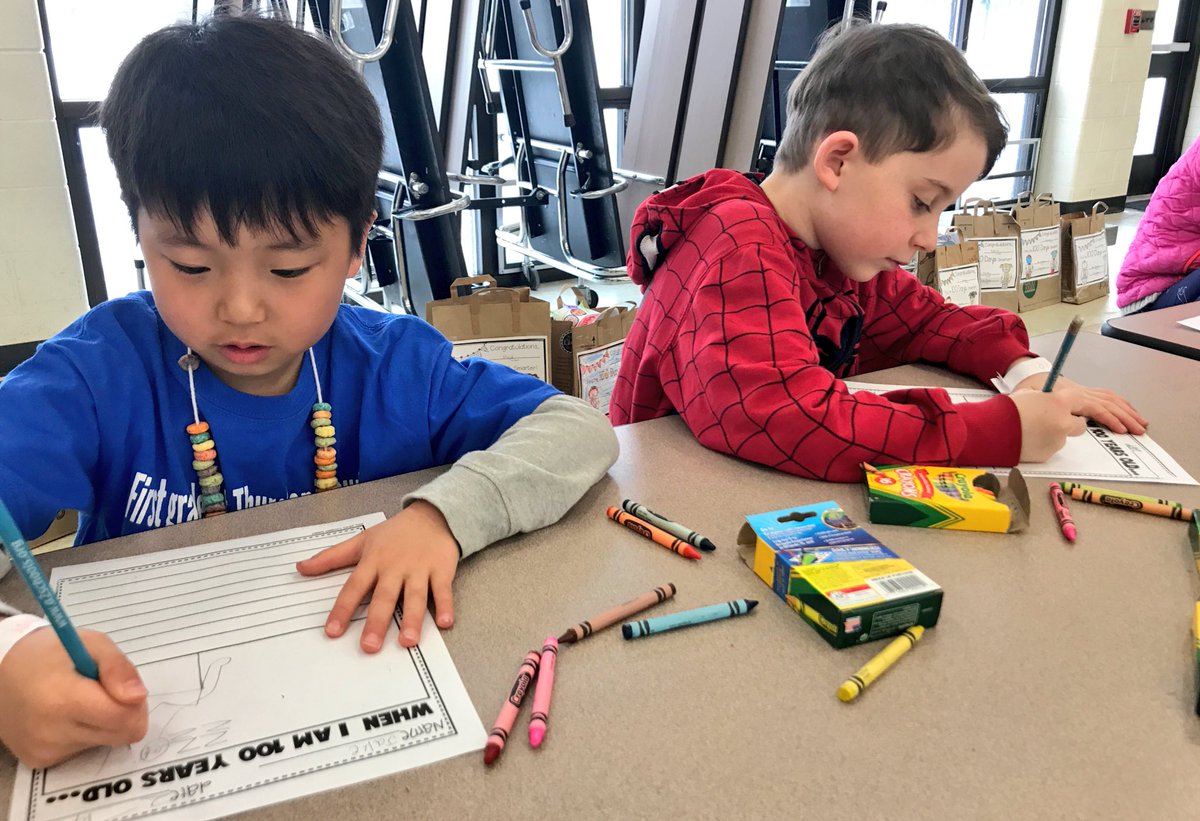 msyip_'s tweet photo. 100s Day fun with all our first grade friends! @a2Thurston https://t.co/1dImBF6Crx