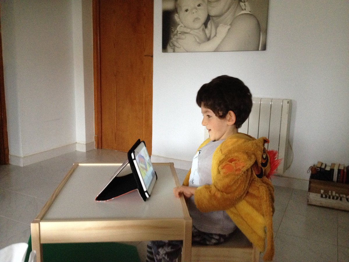 luchamosjuntos4's tweet photo. Hola amigos quiero enseñaros mí nueva mesa , estoy contento,ya que pinto y juego con la tablet que es lo que más me gusta .
 Feliz día de San Valentin!!
#SeguimosLuchando
#PorunaOportunidad https://t.co/NQbZRVOVly