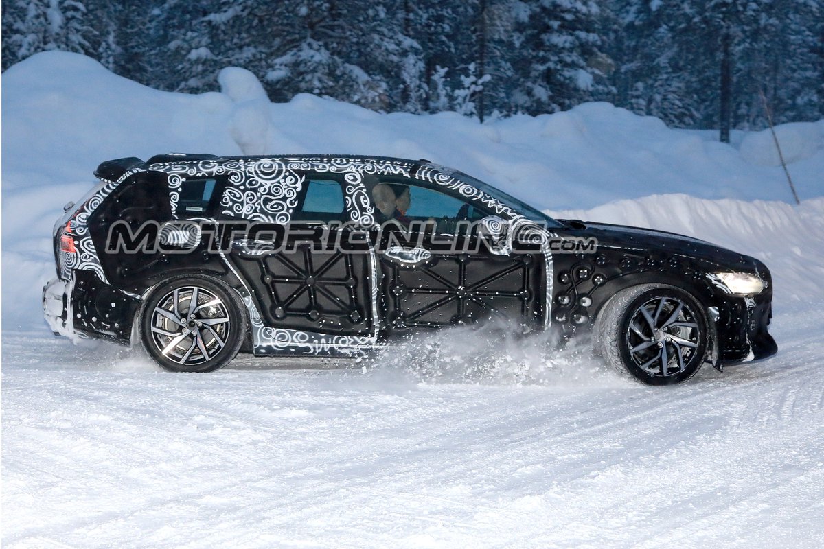 motorionline's tweet photo. #Volvo si appresta a svelare la nuova generazione della sua #V60: anteprima assoluta su #Facebook e primo bagno di folla ufficiale al prossimo Salone di Ginevra 2018 https://t.co/oIRRfoTKqD @volvoautoitalia @volvocars @GimsSwiss https://t.co/0adjXblXkM