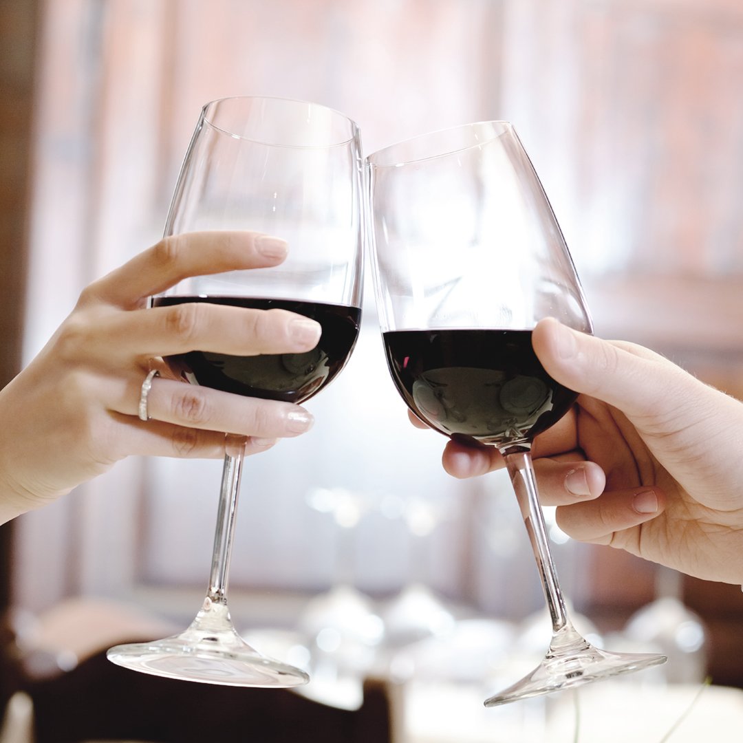 фужеры чокаются. фужеры чокаются. чокаются рюмками. рука с бокалом. рука с бокалом.
