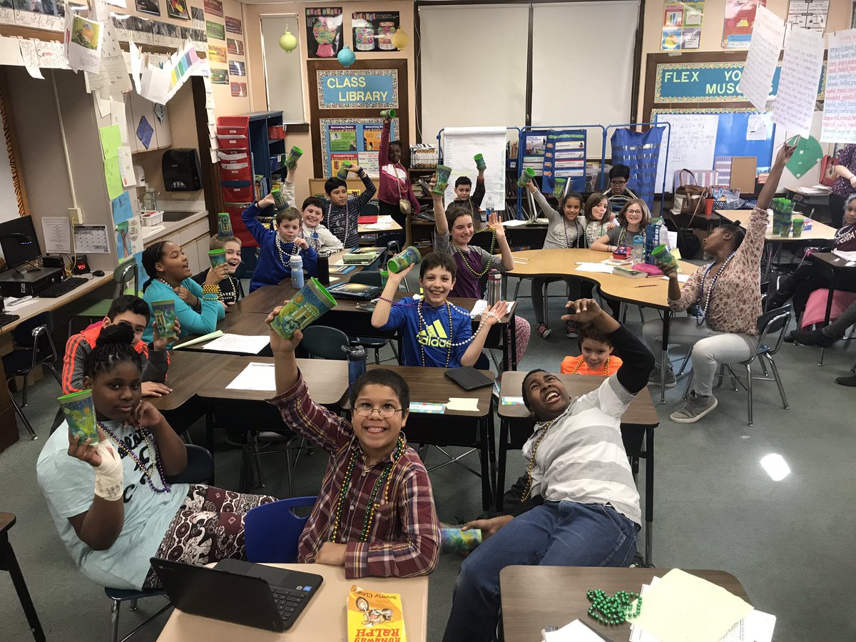 latamacd's tweet photo. Thanks Eva for teaching us a little about Mardi Gras and bringing us back some N'awlins swag!! #maclearns @MacdSchool https://t.co/YnyDa1okbm