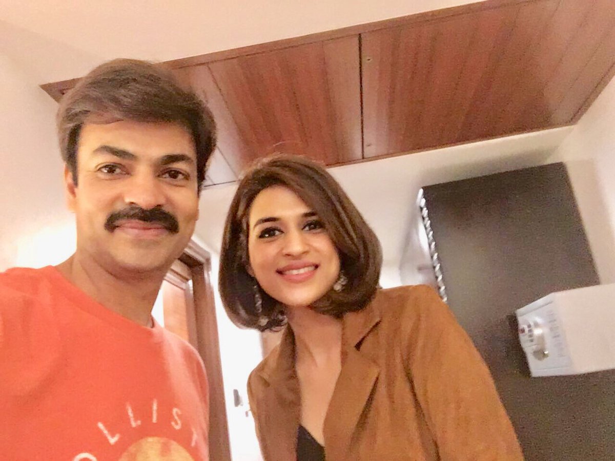 shraddhadas43's tweet photo. Psv Garuda vega Dejavu😍 on the sets of Udgarsha😃 #garudavega #sameactors #telugu #kannada @actorkishore @tweetravivarma https://t.co/yuj0qXmoAZ