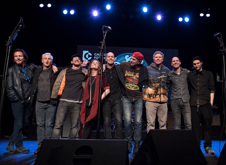 LigadoaMusica's tweet photo. Membros do Pearl Jam e Chili Peppers tocam Depeche Mode em evento beneficente; assista
https://t.co/z0BMu3PBfX
#OneClassyNight #PearlJam #rhcp #EddieVedder https://t.co/6eUHj7vH9d