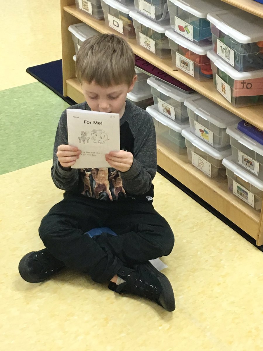jrsteach's tweet photo. #kindergarten Ss working on #fluencyreading and identifying #sightwords @WTBobcats https://t.co/NgteWa37Ce