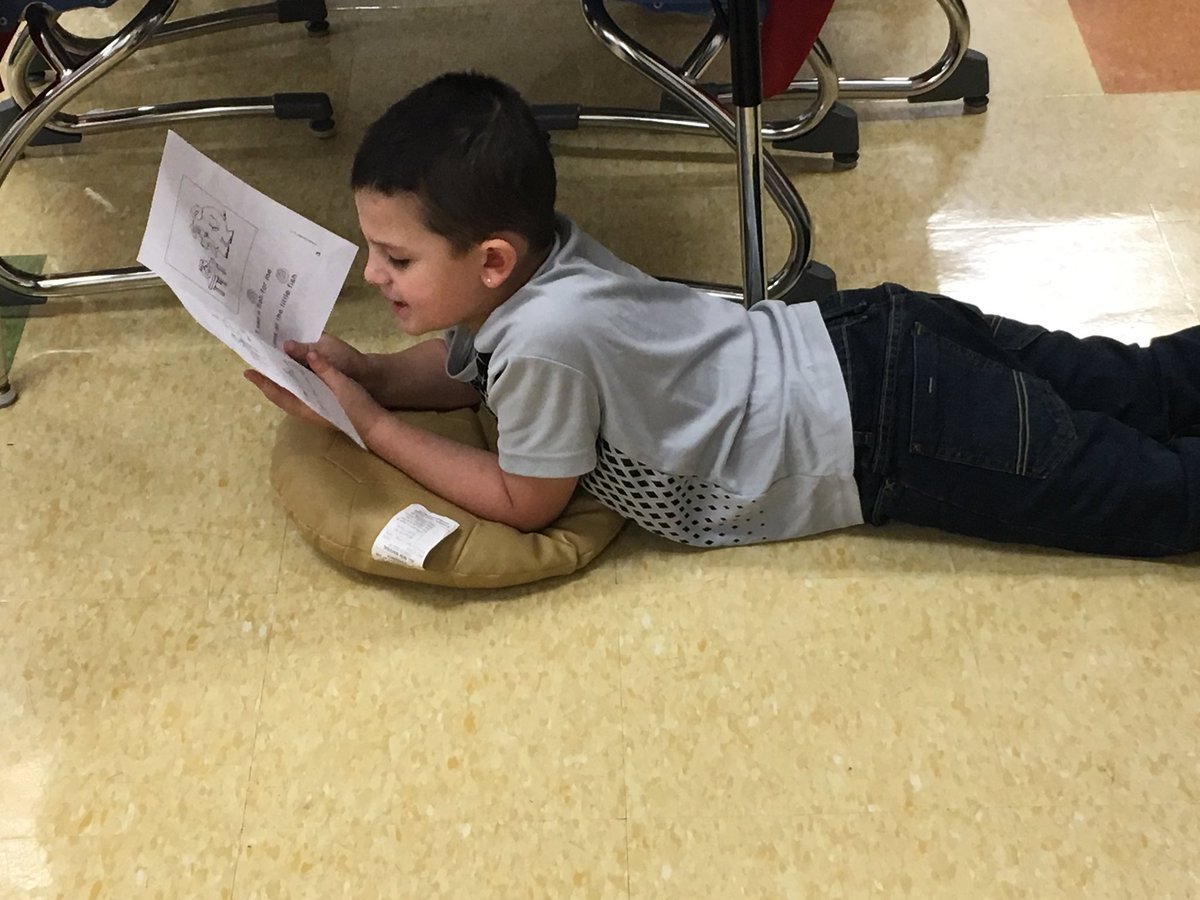 jrsteach's tweet photo. #kindergarten Ss working on #fluencyreading and identifying #sightwords @WTBobcats https://t.co/NgteWa37Ce