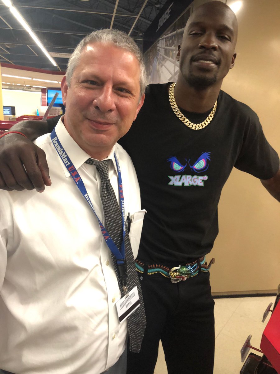 BrandsMartUSA's tweet photo. Chad Johnson #85, @ochocinco himself at @BrandsMartUSA in Miami today looking to get some deals!
-
#ChadJohnson #Miami #NFL #ProBowl #football #ochocinco #BorninMiami https://t.co/EXilsJHtbI