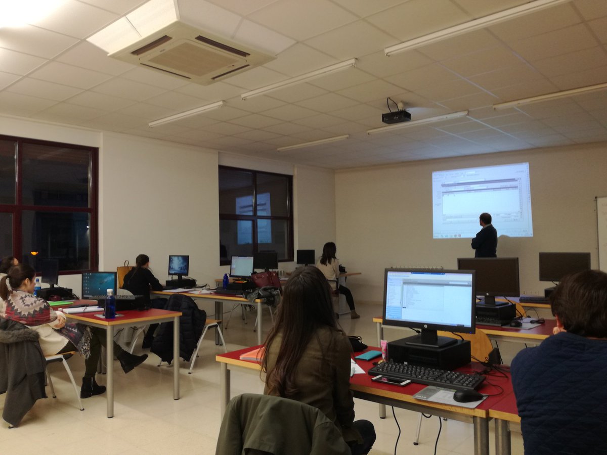 VictorAdiss's tweet image. Carlos Rodrigo enseña en la EOI a jóvenes todos la funcionalidad de @WKPymes. #a3erp #futuro