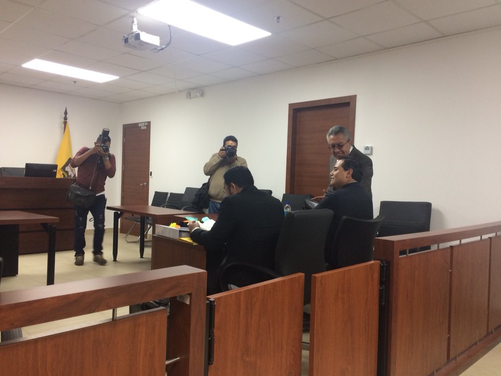 JacquelineRodas's tweet photo. AHORA #CasoPetroecuador Fiscalía se abstiene de acusar por #peculado a Carlos Pareja Yannuzzelli y Diego Tapia y pide que se revoque la prisión de ambos y de Álex Bravo @ecuavisa https://t.co/QOeckKj1CR