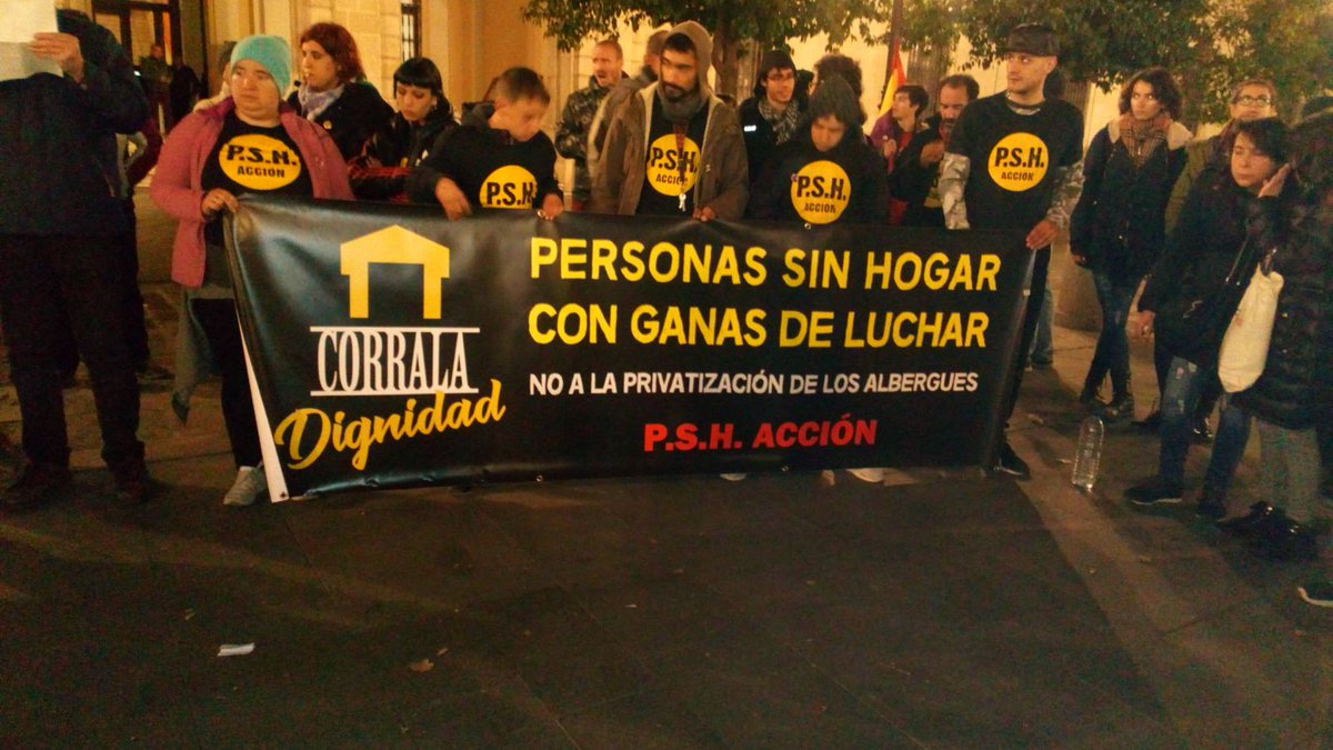 LaCorralaPSH's tweet photo. Fotos de ayer, Martes 13 Febrero a las 19:30h, de la Concentración en @Ayto_Sevilla (Plaza Nueva, #Sevilla)

para exigir el Derecho a una #ViviendaDigna

#LaCalleNoEsUnHogar #DerechoATecho #PSH #PersonasSinHogar #PSHAcción #StopDesahucios #NiGenteSinCasaNiCasasSinGente https://t.co/Sg6gDGKGqo