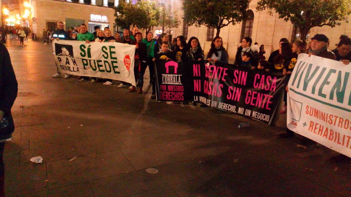 LaCorralaPSH's tweet photo. Fotos de ayer, Martes 13 Febrero a las 19:30h, de la Concentración en @Ayto_Sevilla (Plaza Nueva, #Sevilla)

para exigir el Derecho a una #ViviendaDigna

#LaCalleNoEsUnHogar #DerechoATecho #PSH #PersonasSinHogar #PSHAcción #StopDesahucios #NiGenteSinCasaNiCasasSinGente https://t.co/Sg6gDGKGqo