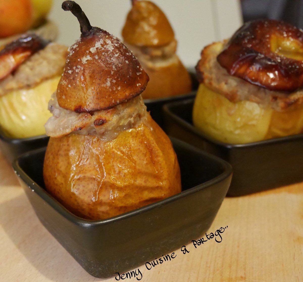 Pommes/Poires aux amandes au four.
Parce que c’est toujours la saison des pommes, par ce que c’est rapide à preparer, mais surtout parce que c’est trooop bon !  Voici la recette de délicieuses pommes et poires au four.
jennycuisinepartage.com/2018/02/14/pom… #pommes #Gourmet