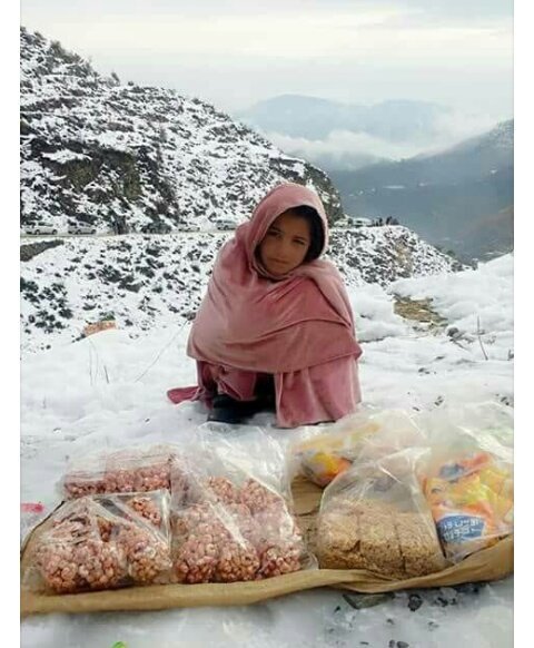 Palwasha_Abbas's tweet photo. This beautiful #Pashtun girl is out to earn for family in this extreme and severe cold.Thousands of our flowers are involved in child labour deprive of basic human rights in FATA and KP due to instabilities and poverty https://t.co/pIajMnb99z