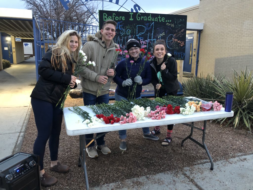 FMHS_StuCo's tweet photo. Happy Valentine’s Day!! ❤️❤️ Come by the blue gates to get a flower! https://t.co/FLEhXsmYaH