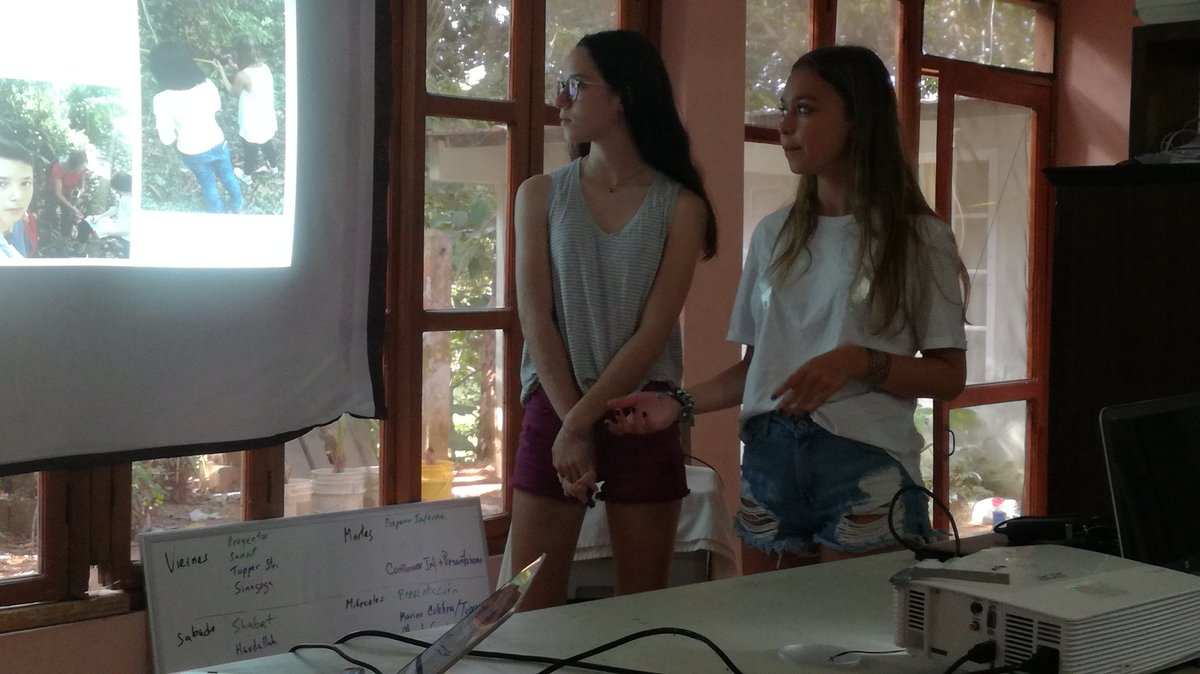 ORTenPanama's tweet photo. Martina y su grupo exponiendo sobre la relación entre mecanismos de defensa y su herbivoria. Beavo!!!@ORTArgentina #wecology18 https://t.co/RvUTW1pNHB