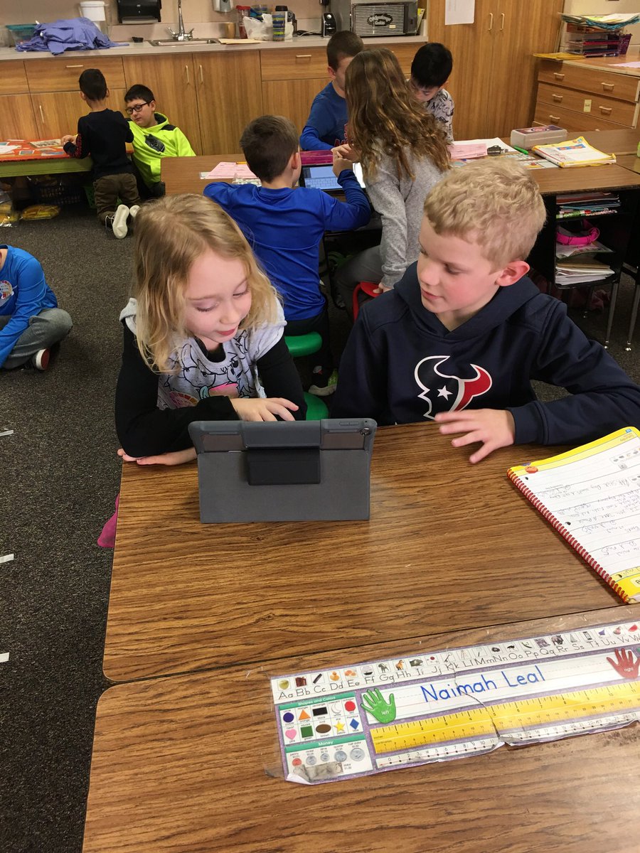 JodiRiester's tweet photo. Third grade doing book creator with kindergarten#allinoxbow https://t.co/rZszfhPljP