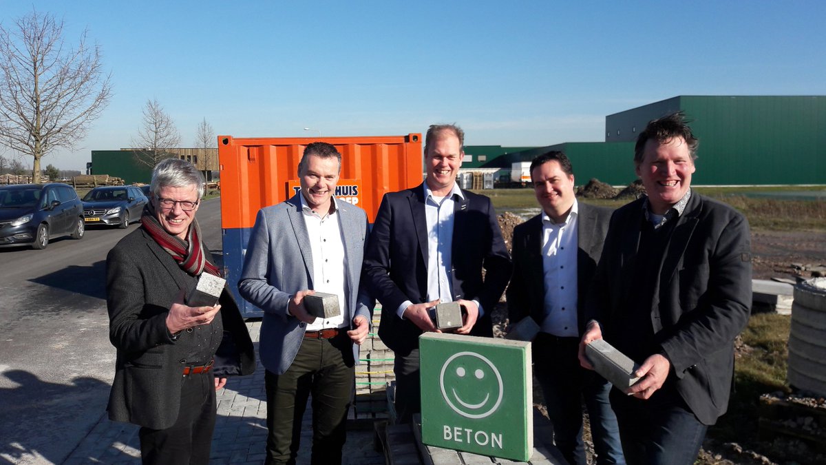 Wethouder Engberts van #Twenterand legt  samen met Timmerhuis Groep, 2R Recycling Groep  en v.d. Bosch Beton #duurzaam beton op bedrijventerrein Almeloseweg Oost. Een vermindering van zo’n 20 ton CO2-uitstoot, alleen al voor dit project. bit.ly/2HbGICJ