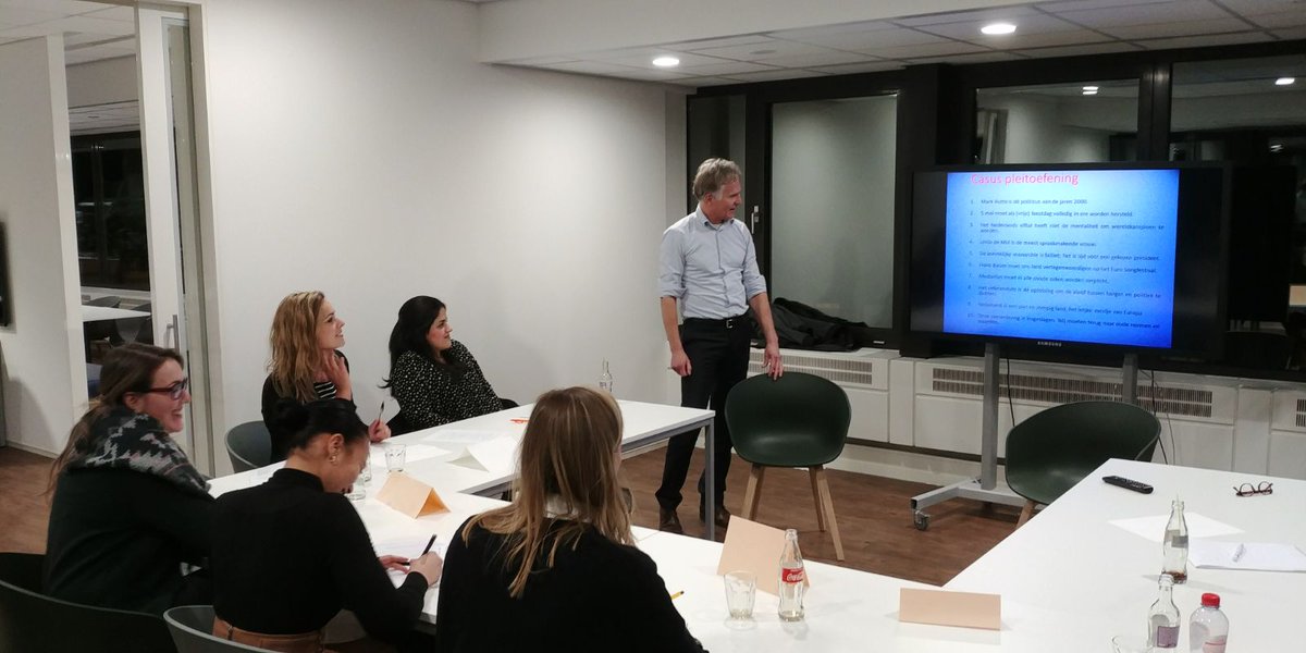 Afgelopen maand kregen onze trainees de training pleitvaardigheid van oud-advocaat René van der Niet. Tijdens deze interactieve training leerde ze niet alleen wat de zogenaamde 'do's en don'ts' zijn, maar zijn hun 'pleit skills' direct op de proef gesteld.