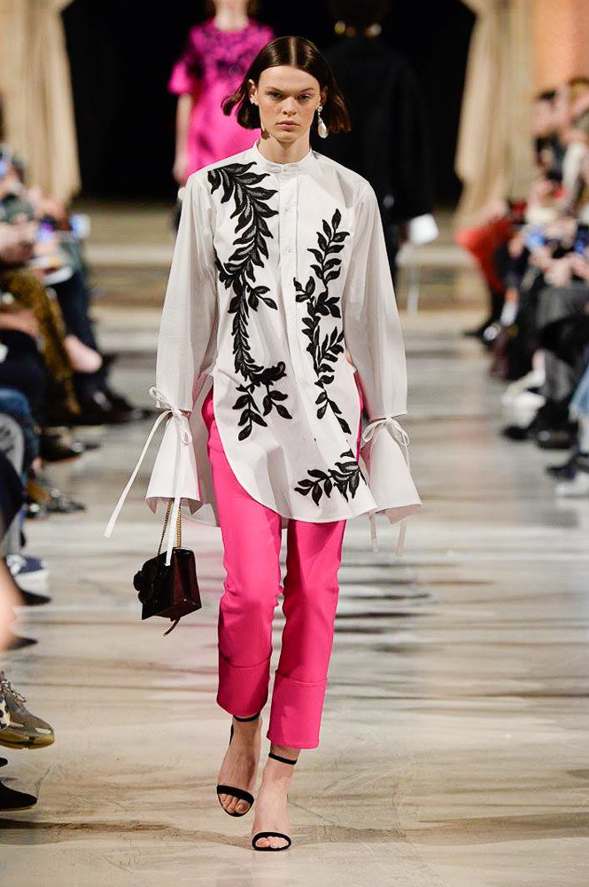 VogueRunway's tweet photo. View every look from @OscardelaRenta's Fall 2018 collection: https://t.co/AZmYmmMQEk https://t.co/oSrjHbhShc