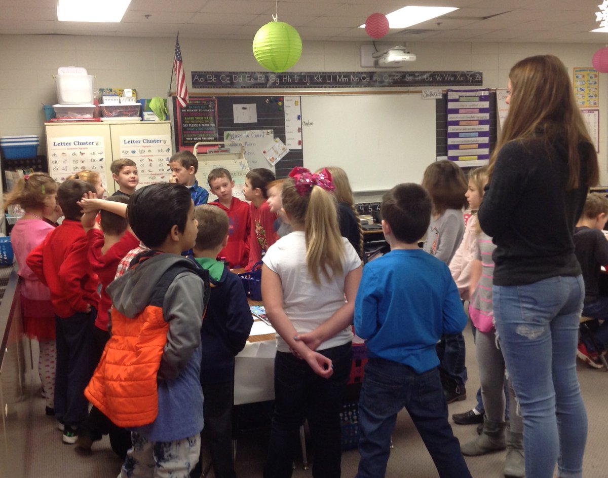 MrsGregg1st's tweet photo. A quick game of Sparkle to review for our Spelling test!@bellaboo412 @NMPrincipal https://t.co/qWQIUX0GDw