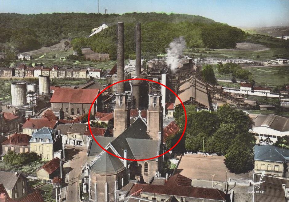 Cineua's tweet photo. Llegamos a la última panorámica, que debería corresponder a Audun-le-Tiche. Es bellísima: abarca todo el pueblo, comenzando y terminando en un recorrido de 180 grados en las vías del tren. Sólo se distinguen claramente dos torres, ¡es la iglesia!
#LothringenTreasureSearch https://t.co/oUsn2IsaAz