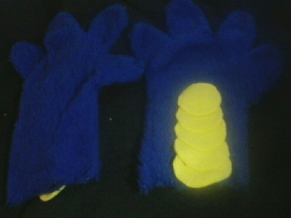 JaxLecoon's tweet photo. @OzziFoxy what do you think of my very first set of paws? https://t.co/SzhqCkovio