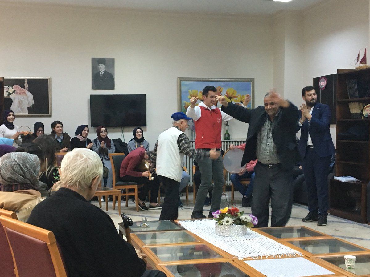 ŞEN OLA GÖNÜLLER
Gençlerin İyilik Ağacı projesi kapsamındahuzurevine gönül almaya gittik. Şen türküler söyledik, hoş sohbetler ettik. İnsanın yüreğine, en derinliklerine kadar dokunan bu ziyaret; gerek onları gerek bizi çok sevindirdi.
Çok yaşayın dünün ve bugünün gençleri☺️