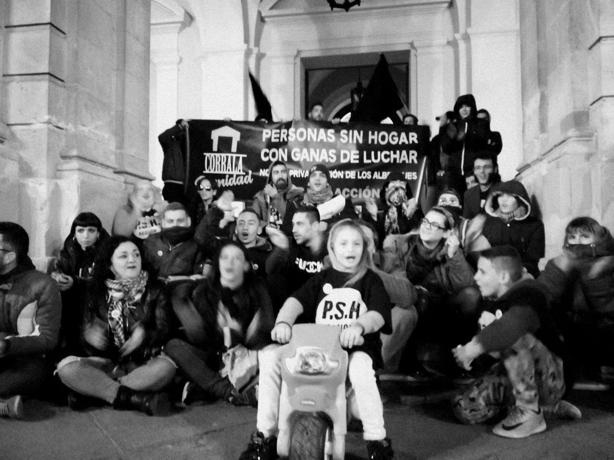 CorralaDerechos's tweet photo. Fotos de ayer, Martes 13 Febrero a las 19:30h, de la Concentración en @Ayto_Sevilla (Plaza Nueva, #Sevilla)

para exigir el Derecho a una #ViviendaDigna

#LaCalleNoEsUnHogar #DerechoATecho #PSH #PersonasSinHogar #PSHAcción #StopDesahucios #NiGenteSinCasaNiCasasSinGente https://t.co/hCyXI9bH7d