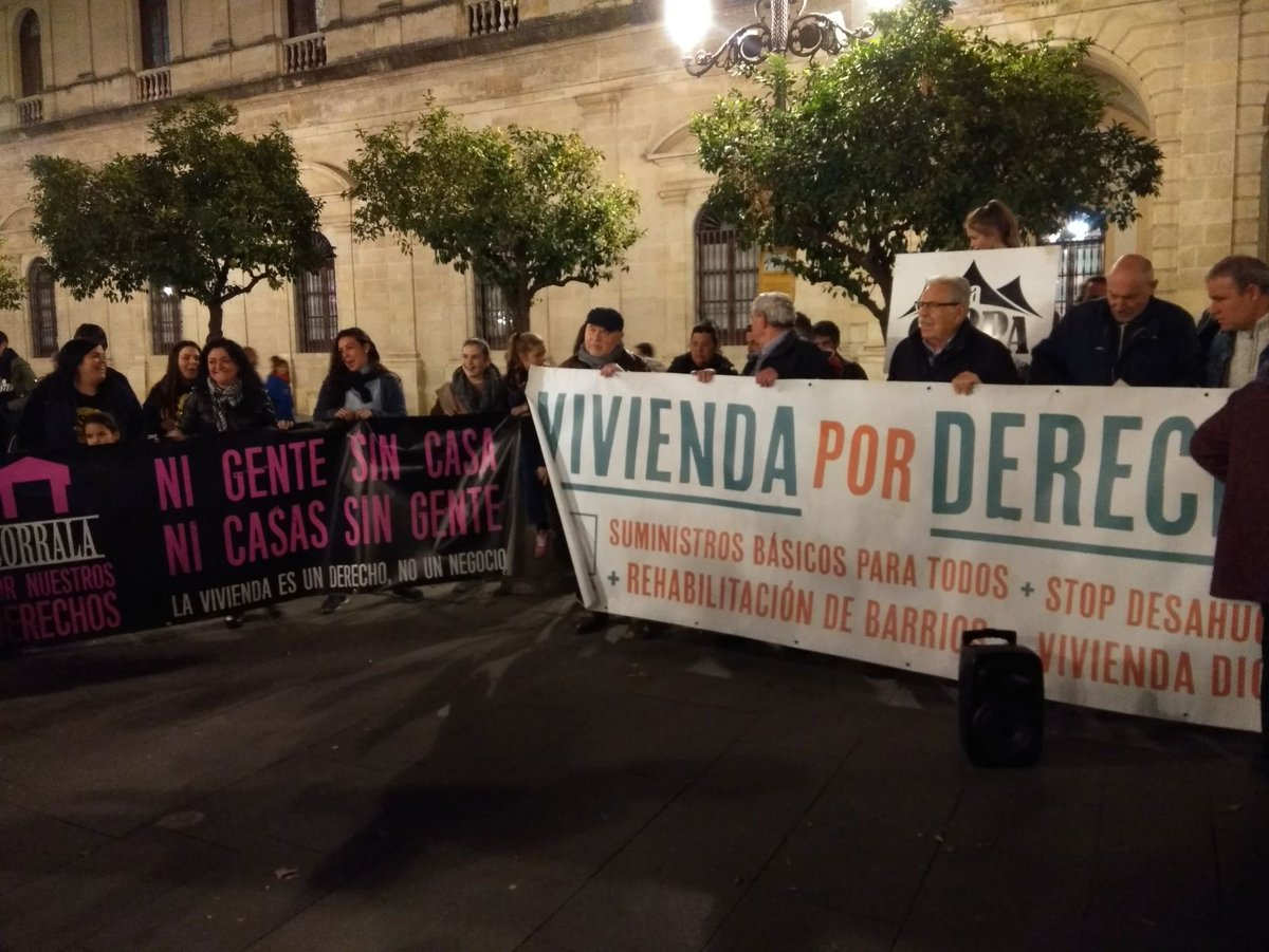 CorralaDerechos's tweet photo. Fotos de ayer, Martes 13 Febrero a las 19:30h, de la Concentración en @Ayto_Sevilla (Plaza Nueva, #Sevilla)

para exigir el Derecho a una #ViviendaDigna

#LaCalleNoEsUnHogar #DerechoATecho #PSH #PersonasSinHogar #PSHAcción #StopDesahucios #NiGenteSinCasaNiCasasSinGente https://t.co/hCyXI9bH7d