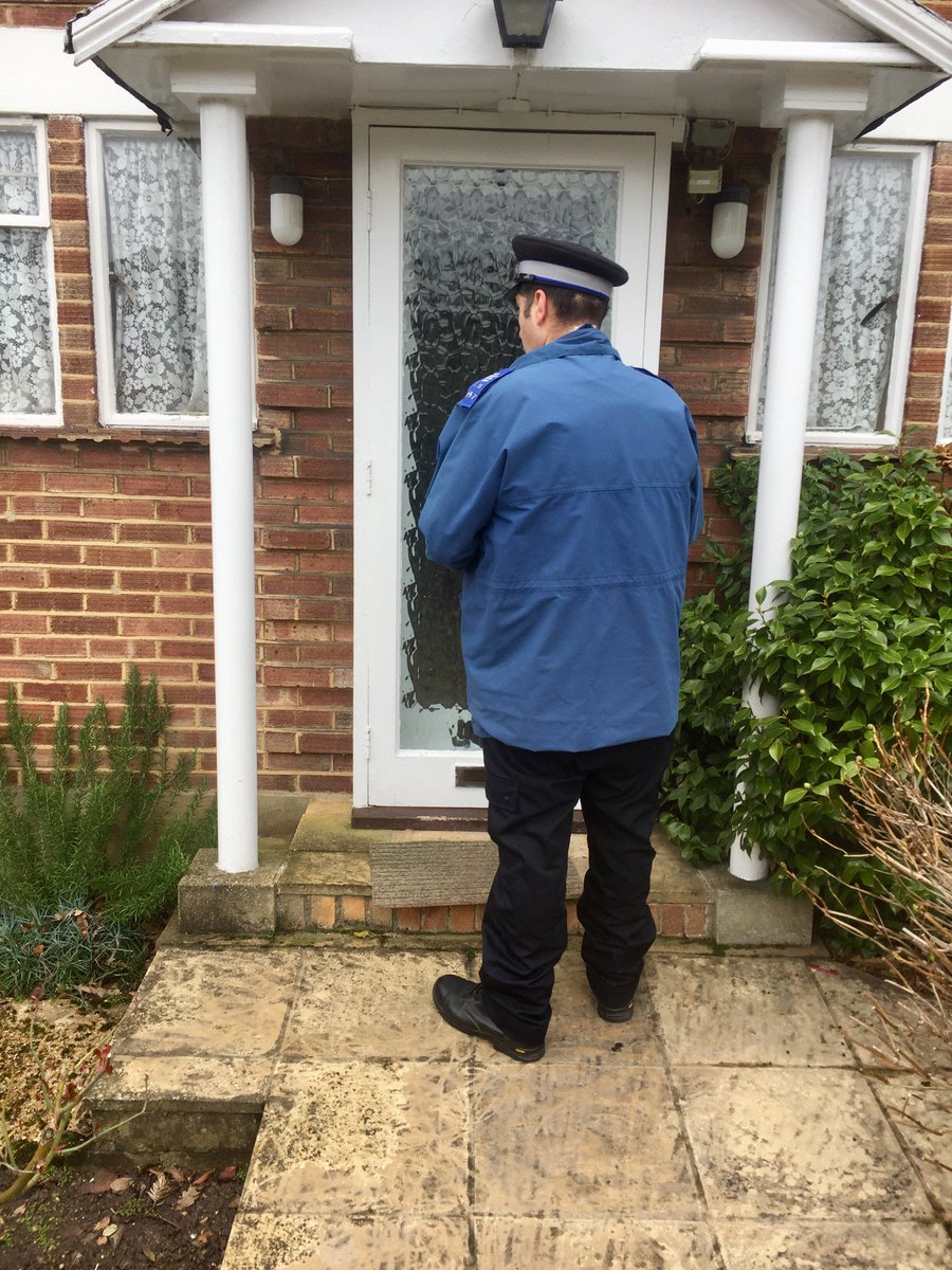 MPSHangerHill's tweet photo. We’ve just conducted neighbour enquiries following an attempted burglary on Ashbourne Rd, W5. Please ensure you lock all windows &amp; doors when leaving the house #LockAndLeave #OurWard https://t.co/kWRpOx4bdE