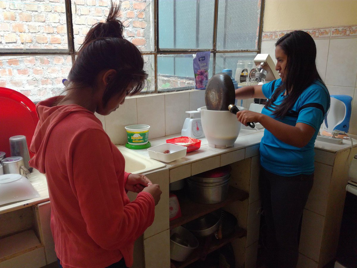 FLCachorros's tweet photo. Cocinando brownies para venderlos. ¿ Y sabes qué ? ¡ Nuestros brownies son los mejores del mundo !
#LosCachorros #Ayacucho #FelizDiaDeLaAmistad https://t.co/wsDi5nO27x