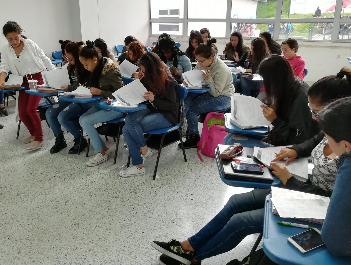 Gonzalo371113's tweet photo. Explorando patrones de evidencias de la evolución biológica. Profesoras en formación de educación preescolar están participando de un curso de evolución usando los recursos de @BioEspanol @BIOINTERACTIVE #Istudyevolution https://t.co/YrZjseH0Wf