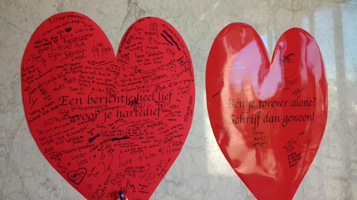 Veel liefde op op #valentijnsdag in het Benno Premselahuis #hva: de harten bij de ingang staan inmiddels vol met berichtjes!