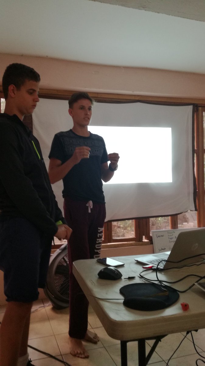 ORTenPanama's tweet photo. David y su grupo explicando la relacion entre la morfologia foliar y la herbivoria en bosques jóvenes y maduros. @ORTArgentina @WorldORT #WOEcology18 https://t.co/ygAod49D1q