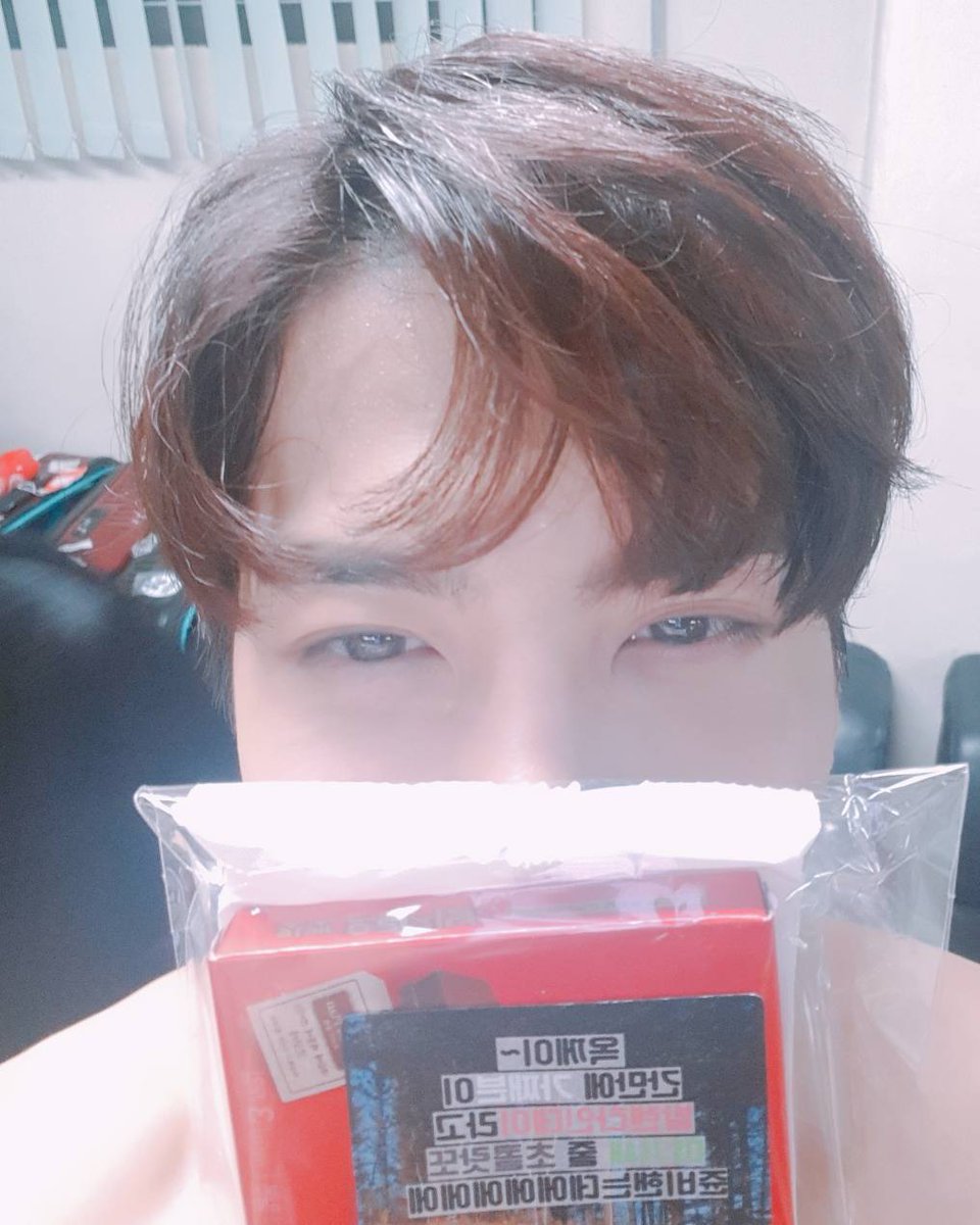 mtuone93's tweet photo. With ahgase's sweet love befitting of Valentine’s, today at #GaonAwards we got 2 awards #HotPerformance #WorldKPOPStar
#Ahgases I hope today too you spend a sweet day watching #GOT7 7ㅅ7 #💓 #🐥 See you in a bit!
2018 GLOBAL VLIVE TOP 10! https://t.co/keBlD3FLZ9