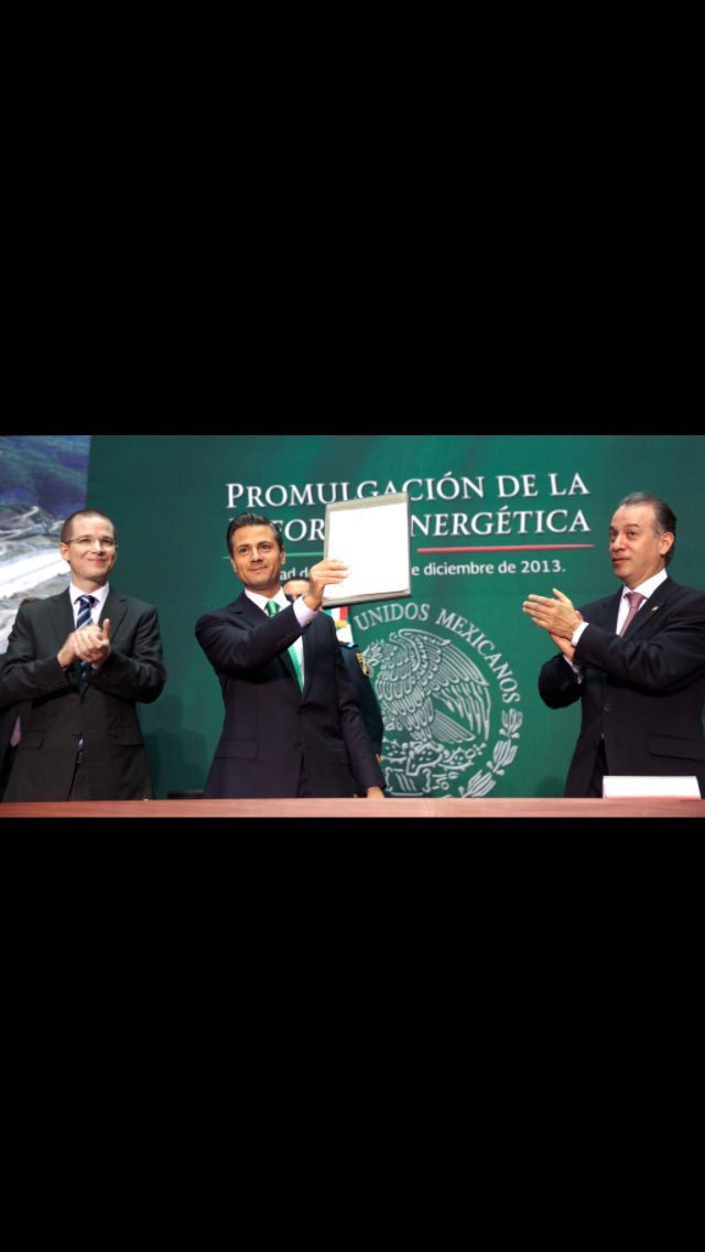 epigmenioibarra's tweet image. No solo aplaude @RicardoAnayaC a @EPN;ha sido factor clave para que este hombre banal concrete sus reformas y entregue los recursos de la nación.
Hoy Anaya quiere presentarse como opositor,colocarse en el papel de víctima.Lo cierto es que es cómplice del régimen que dice combatir