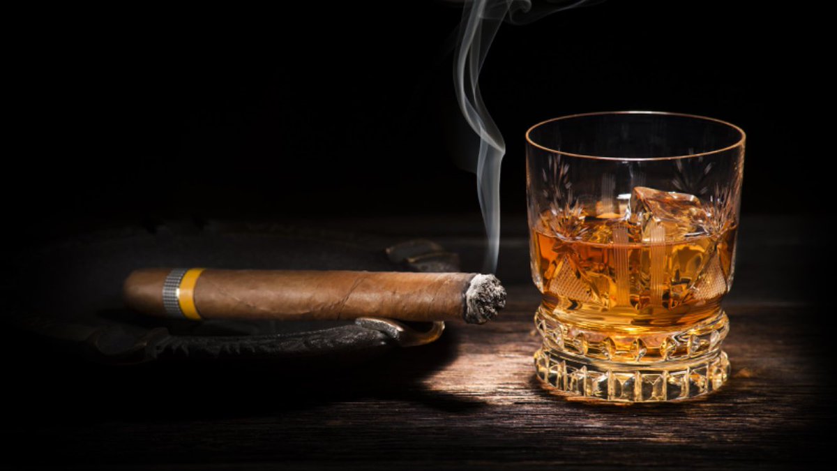 AlCapone_1899's tweet photo. Nothing like some whiskey and a good ol’ cigar after a hard day of work #valentinesdaymassacre #livingthelife https://t.co/mqiZzvCIcK