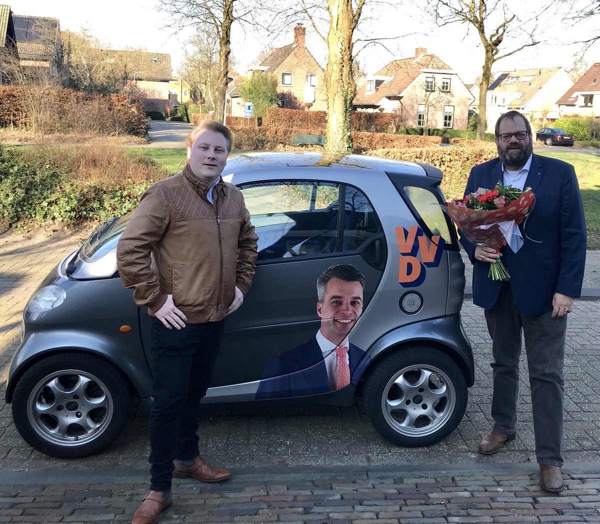Vandaag gingen raadsleden @FrankPerquin en Robin van Ulzen op bezoek bij de VVD ❤️ Valentijn. Een van onze trouwste leden!