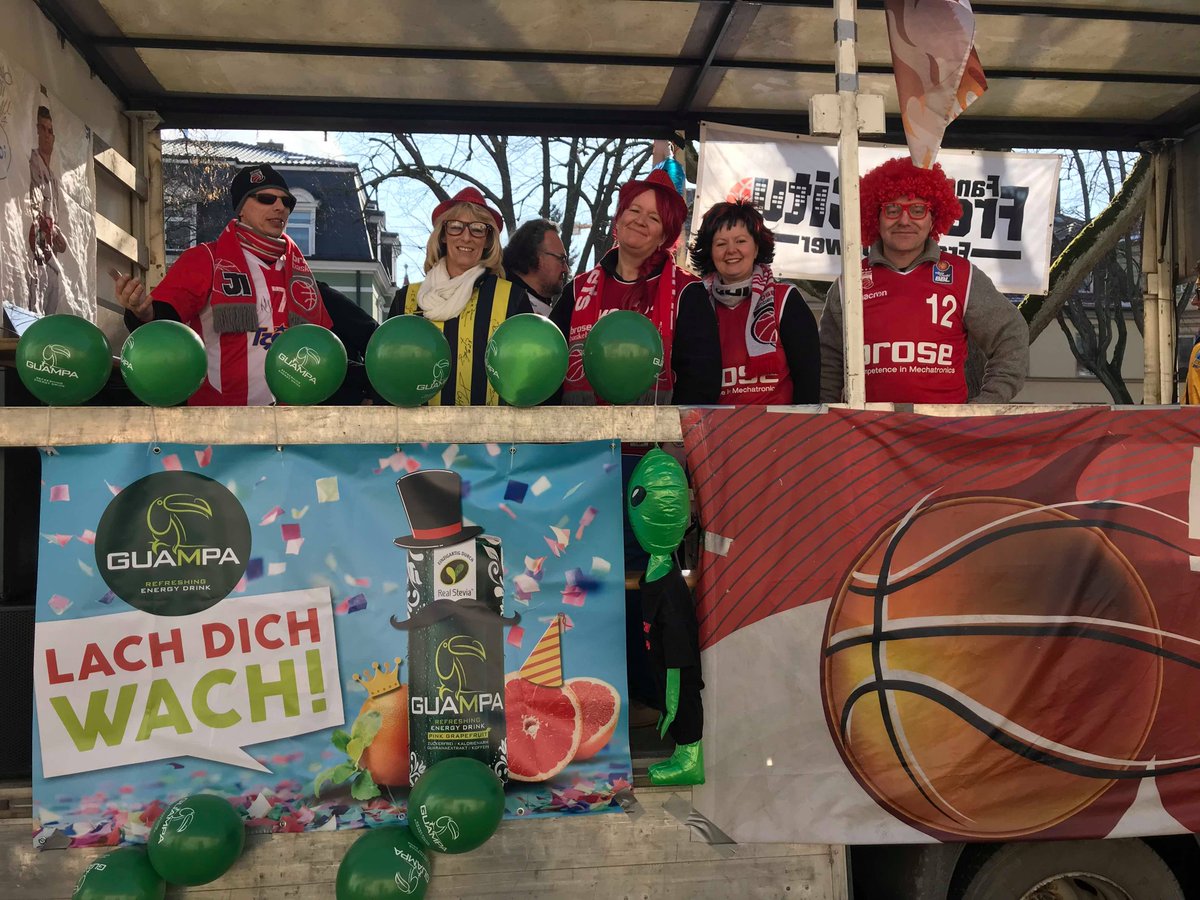 GUAMPAEnergy's tweet photo. Die Narren sind los! Närrische Gaudi auf dem Bamberger Faschingsumzug 2018, mit guter Laune 😁🙂 und voller Energie trotzen die Brose Bamberg Fans der Kälte! 💚👇🏀 #YesToucan! #Faschingsdienstag https://t.co/1RLD0q8Ri1